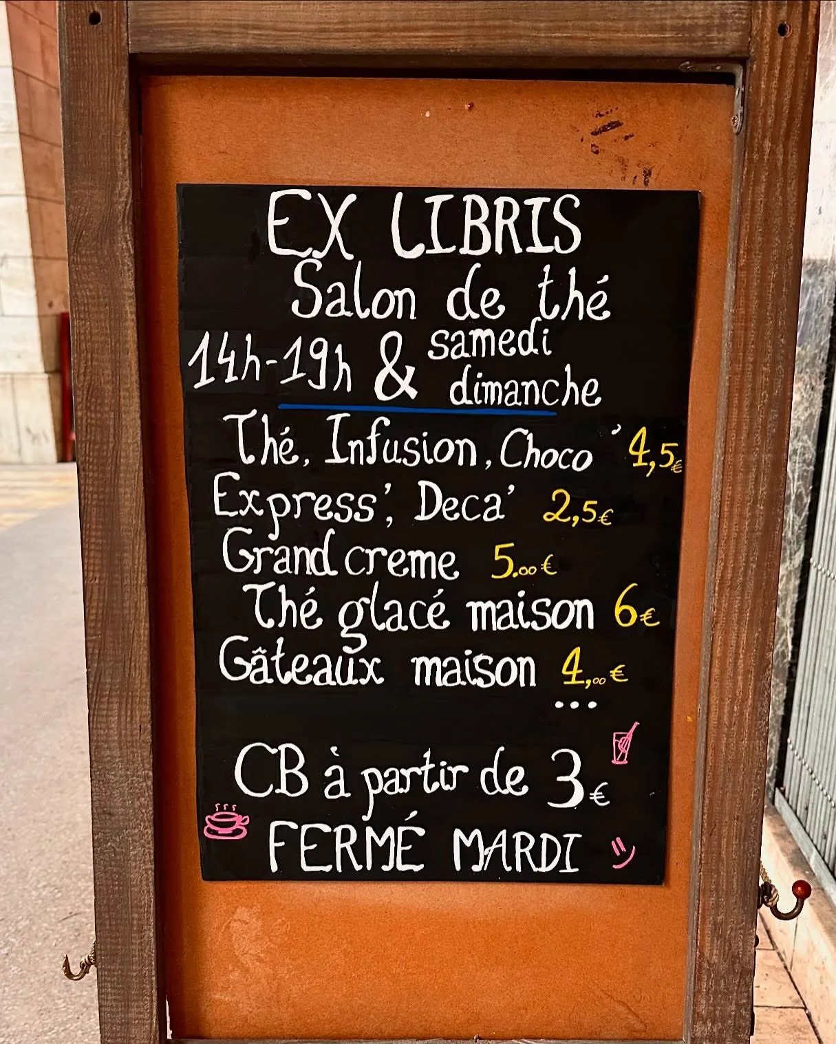 L’ardoise d’Ex-Libris photographiée en avril 2025 : thé 4,5 €, express 2,5 €, grand crème 5 €, thé glacé maison 6 €, gâteaux maison 4 €