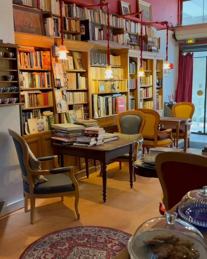 Bureau, fauteuils et tapis d’Orient