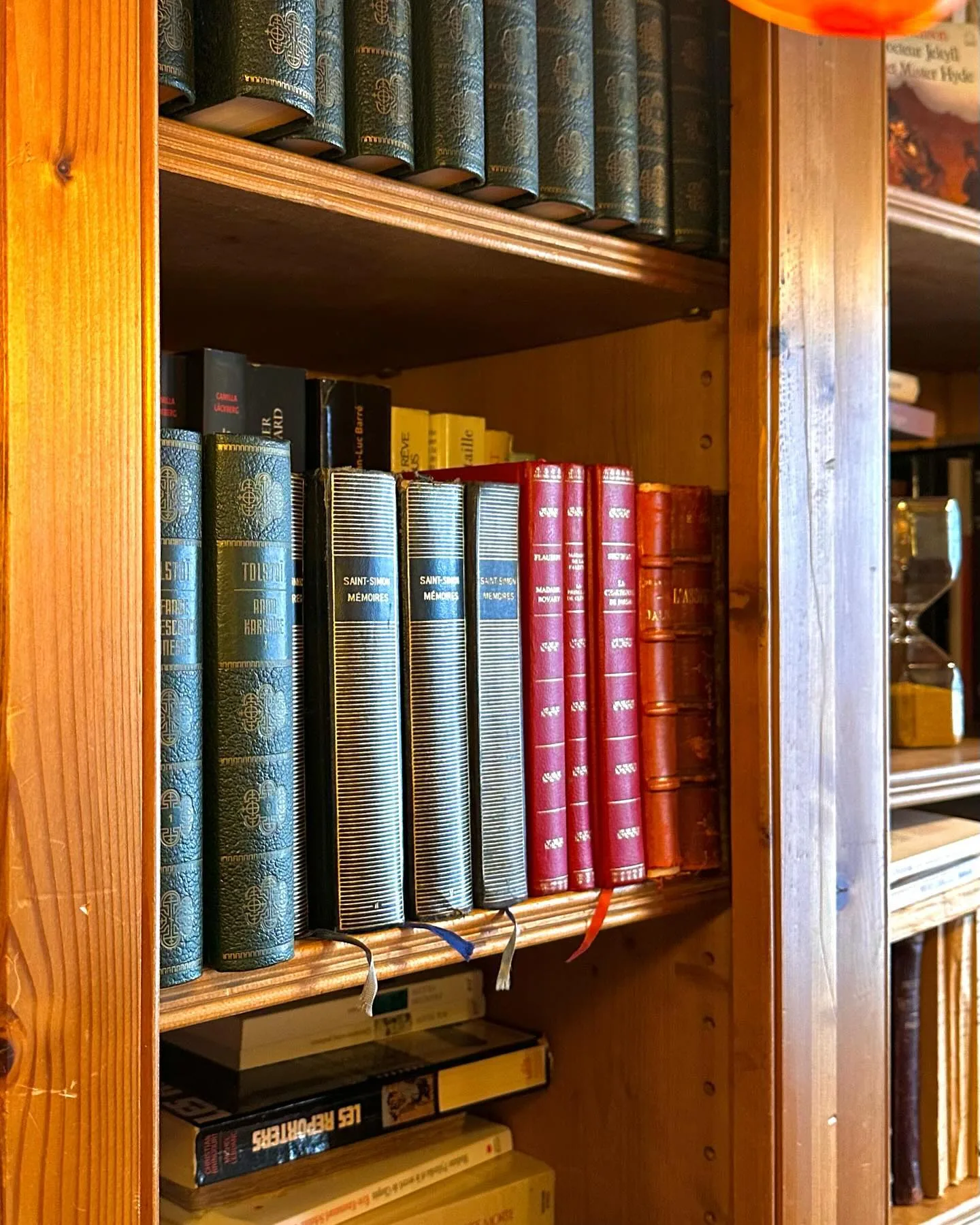 Collections anciennes reliées cuir sur une bibliothèque en bois