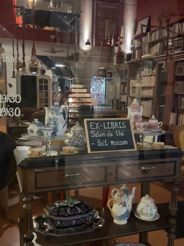 Le comptoir d’entrée, sa porcelaine et l’ardoise « salon de thé fait maison »