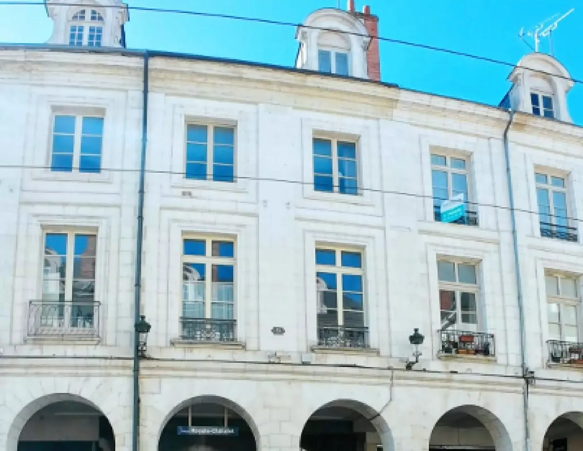 La façade de la rue Royale et le haut de ses arcades
