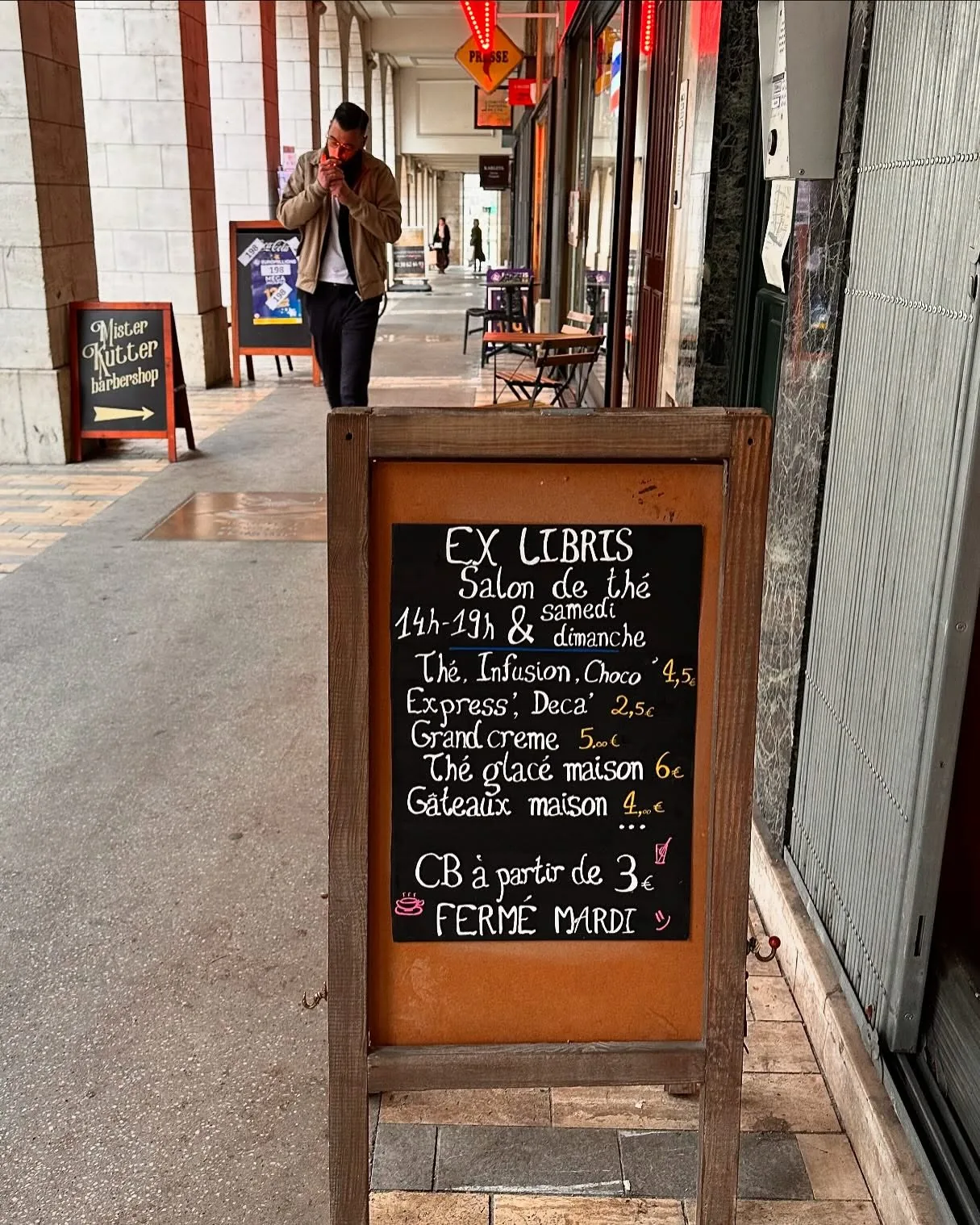L’ardoise d’Ex-Libris posée sous les arcades de la rue Royale
