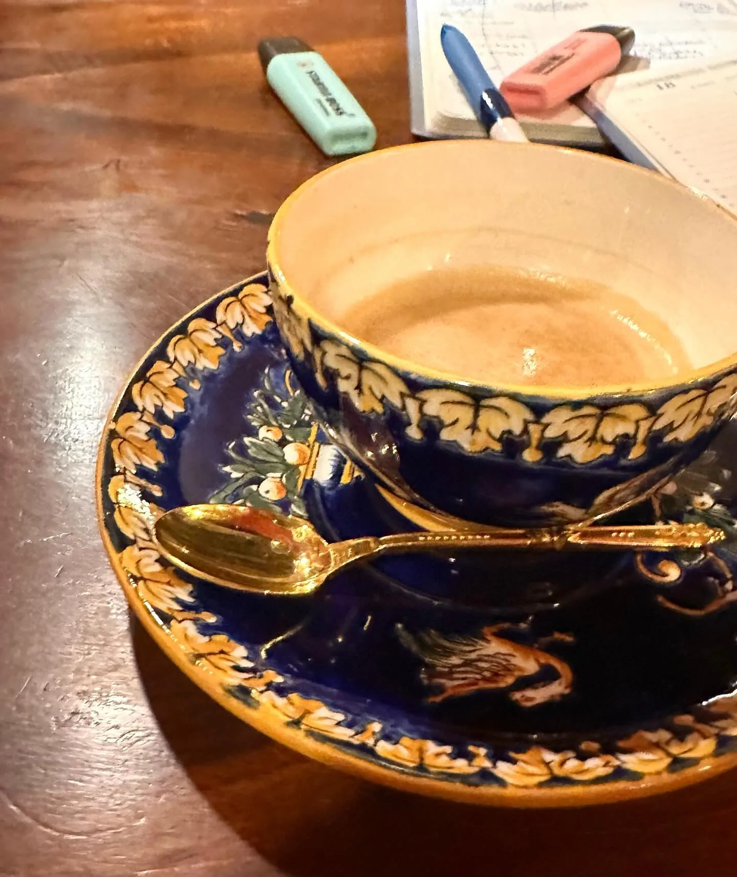 Tasse de porcelaine cobalt et or, sur une table du salon