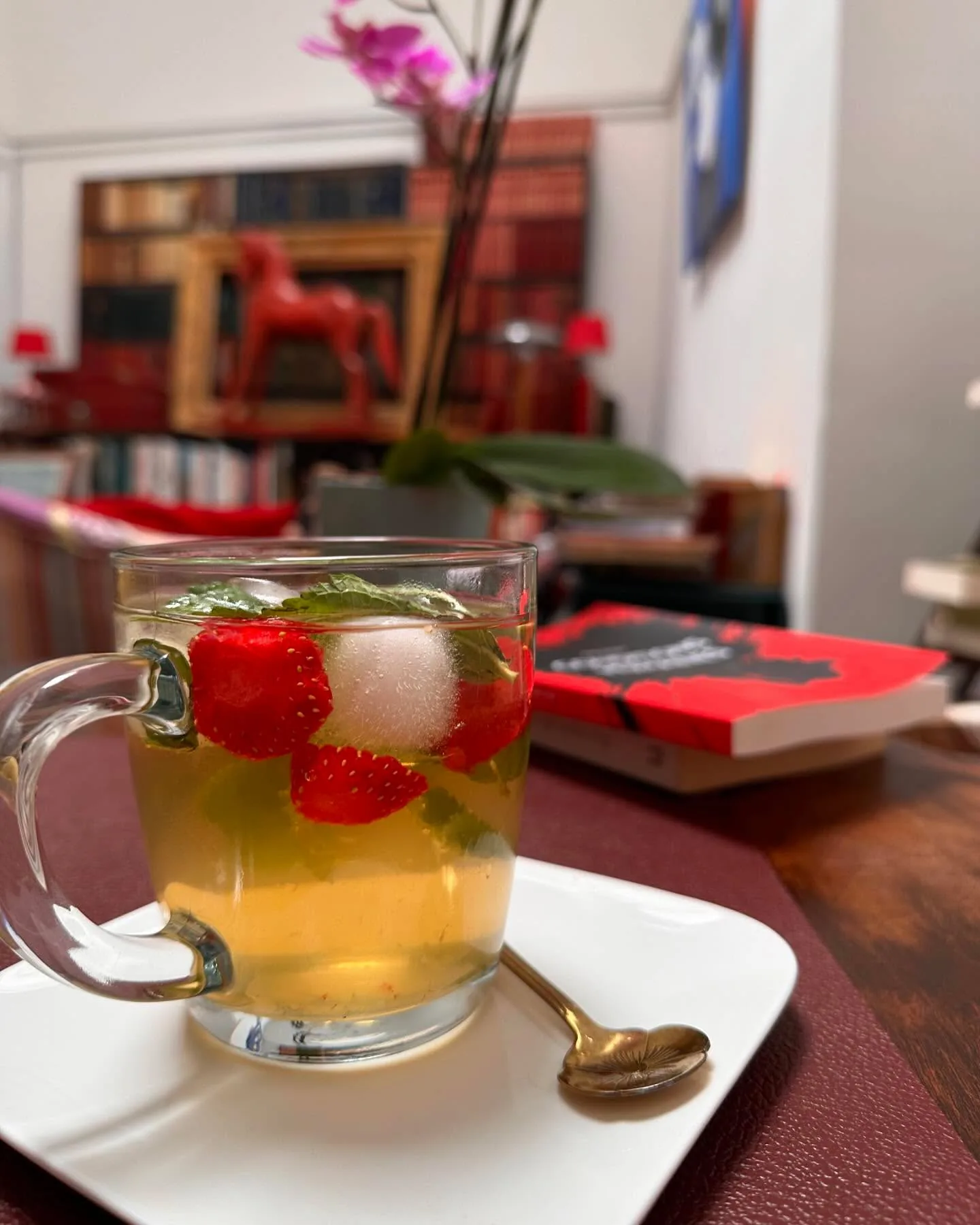 Thé glacé maison aux fraises et à la menthe