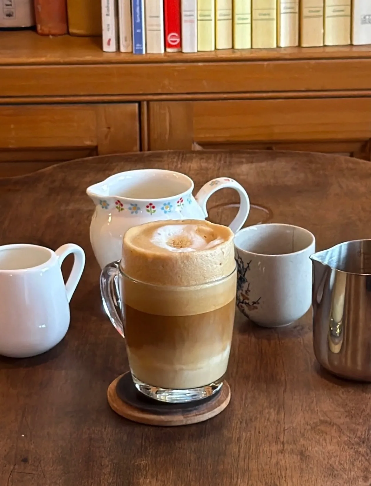 Café crème et pots à lait sur la table en bois