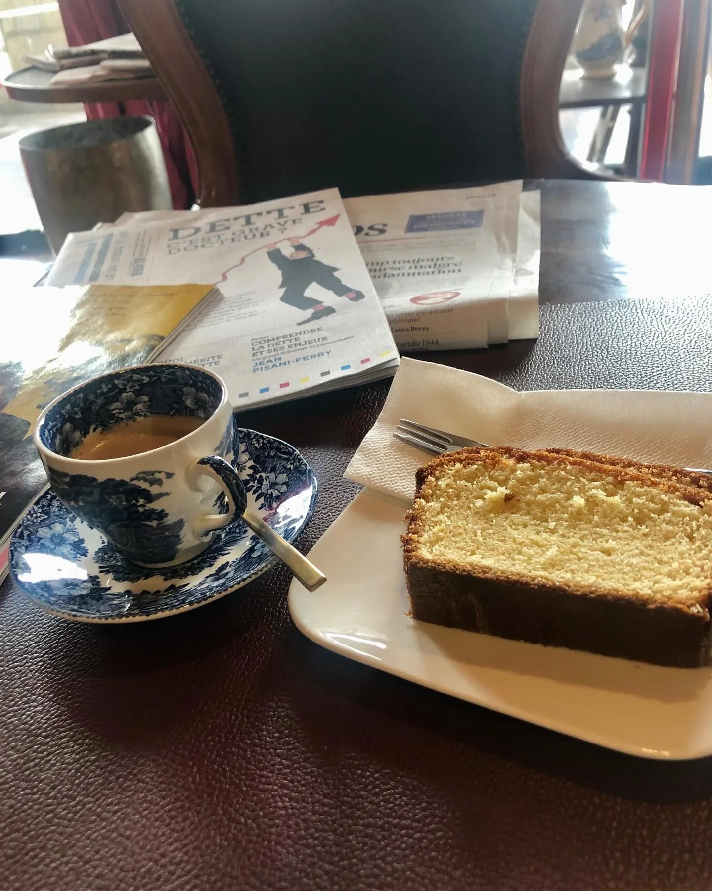 Part de cake et expresso dans la porcelaine bleue et blanche